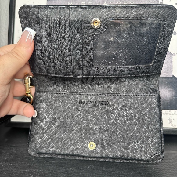 Michael Kors Wallet with wristlet patent  🖤 - Picture 3 of 3